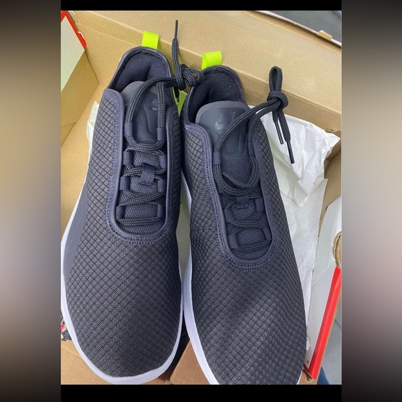 COPY - Nike Air Motion 2 - Picture 2 of 8